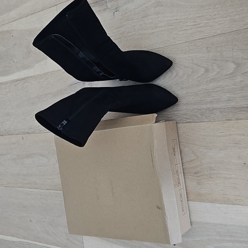 Black suede booties - Picture 3 of 6
